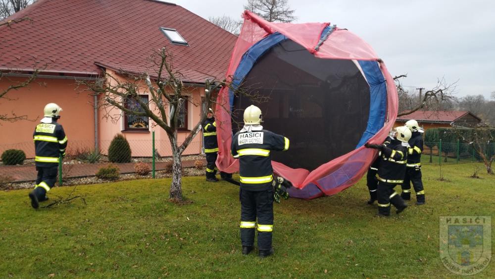 Trampolína se zasekla o strom.