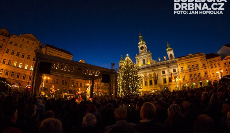 BUDĚJOVICKÝ ADVENT: Ve středu si na náměstí pořádně zazpíváte