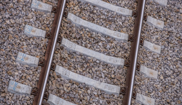 Sebevrah ukončil svůj život v sobotu večer na přejezdu v Mladém