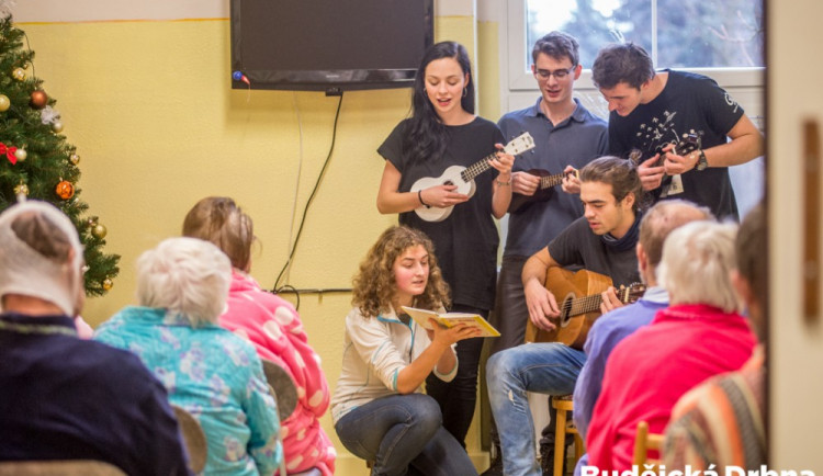 Emotivní chvíle plné radosti a nostalgie. Studenti zazpívali pacientům budějcké nemocnice koledy