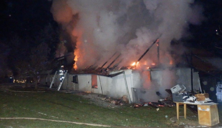 S požárem stodoly v Horní Radouni museli přijet pomoci i hasiči z Vysočiny