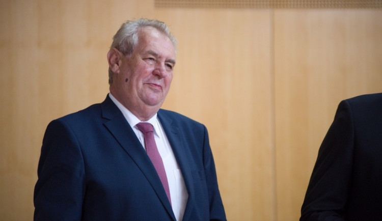 KOMENTÁŘ: Poloprázdný prezident připil poloplnou sklenicí