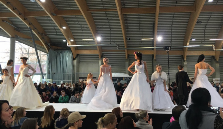 Svatební veletrh přilákal na budějcké výstaviště tisíce lidí