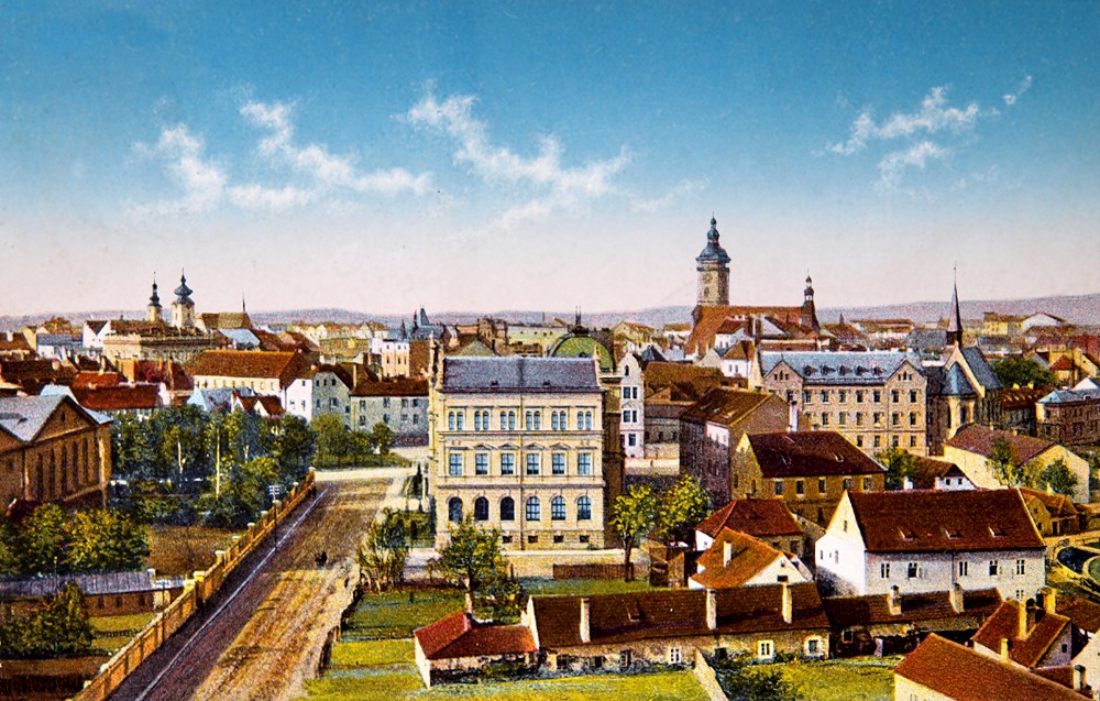 Panorama města z věže dívčího lycea v roce 1910, v popředí dnešní Dukelská a bývalá Rybní čtvrť.