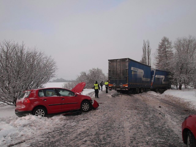 Řidiče zachránil pohotový manévr. Při předjíždění se nestihl včas zařadit, následky ale dokázal zmírnit