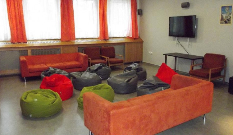 Život v domově mládeže při školách je pestrý. Hodně se sportuje, hraje na nástroje, ale také třeba vaří