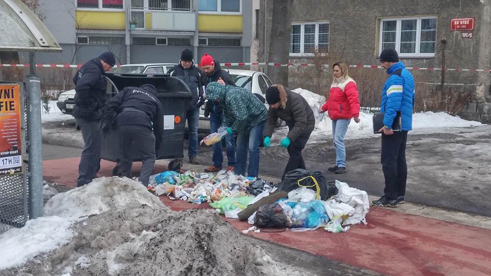 Kriminalisté prohledávají odpadky.