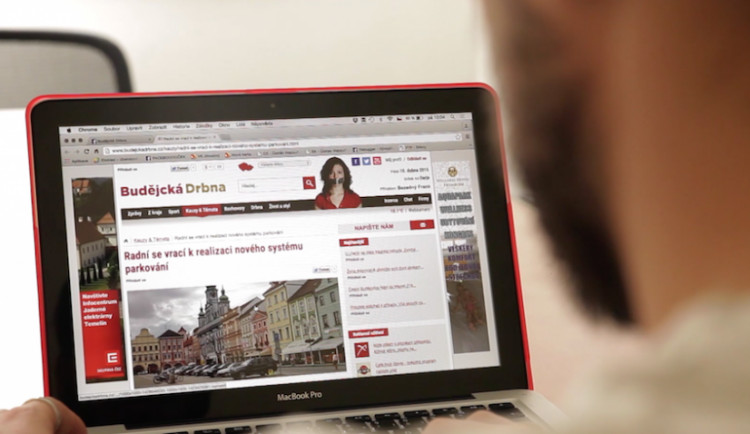 Češi začínají na internetu den horoskopy a končí nakupováním