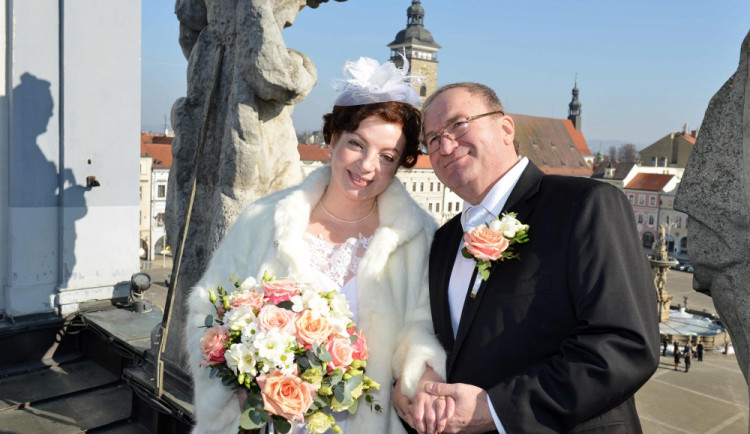 Svátek zamilovaných přilákal na budějckou radnici jen jeden pár