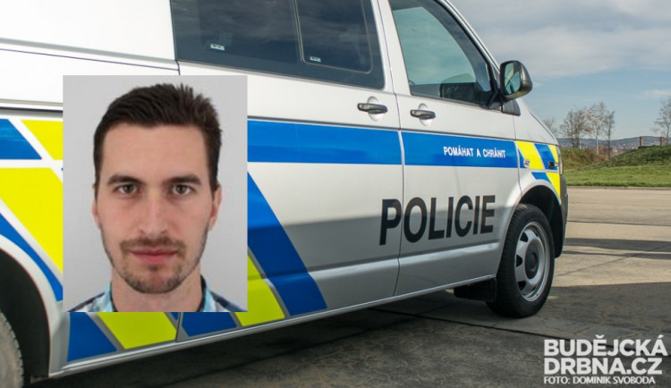 Policie hledá schizofrenika, který před sedmi lety zavraždil matku a otčíma v Českých Budějovicích