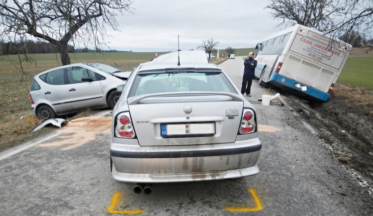 Dvě nehody na jednom místě. Nejdříve v Netěchovicích havaroval autobus, pak se tam srazila dvě osobní auta