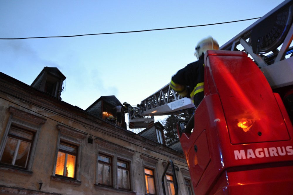 Hasiči zachraňují ženu se psem.