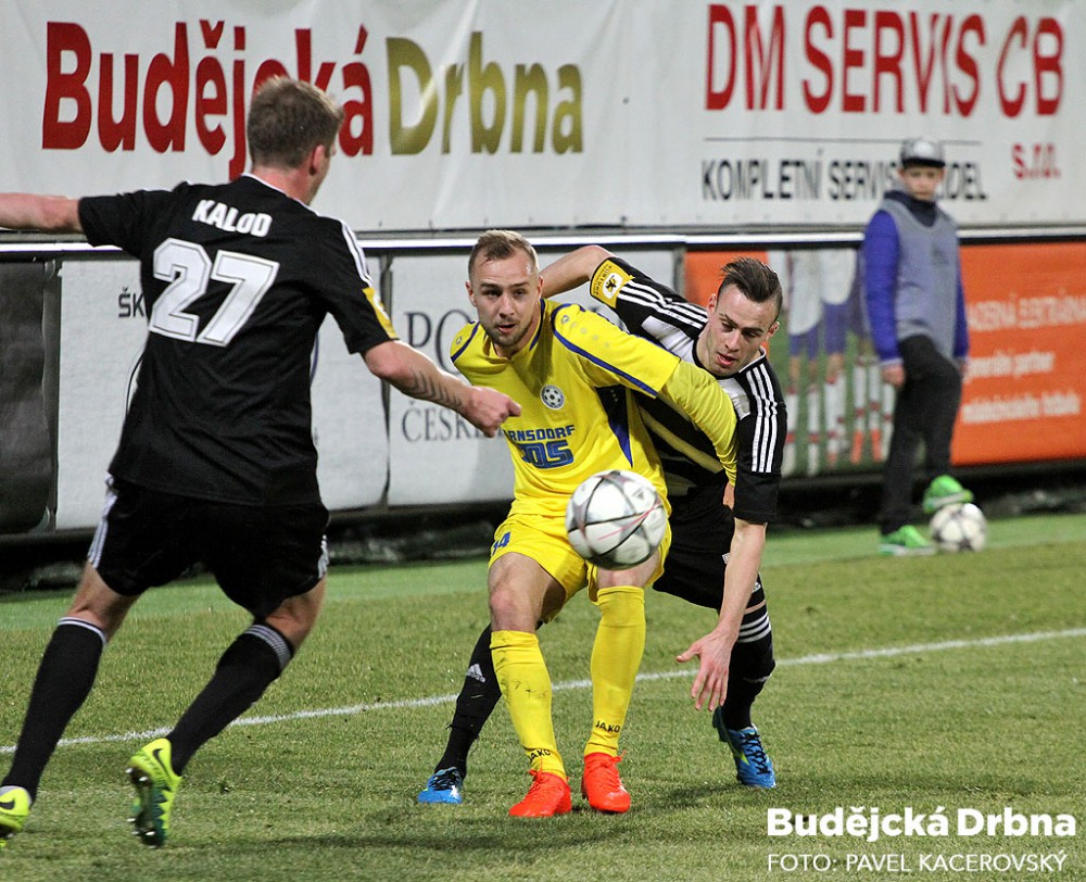 Rozhodující trefu vstřelil v 76. minutě varnsdorfský Karel Knejzlík (na snímku bráněný Romanem Wermkem)
