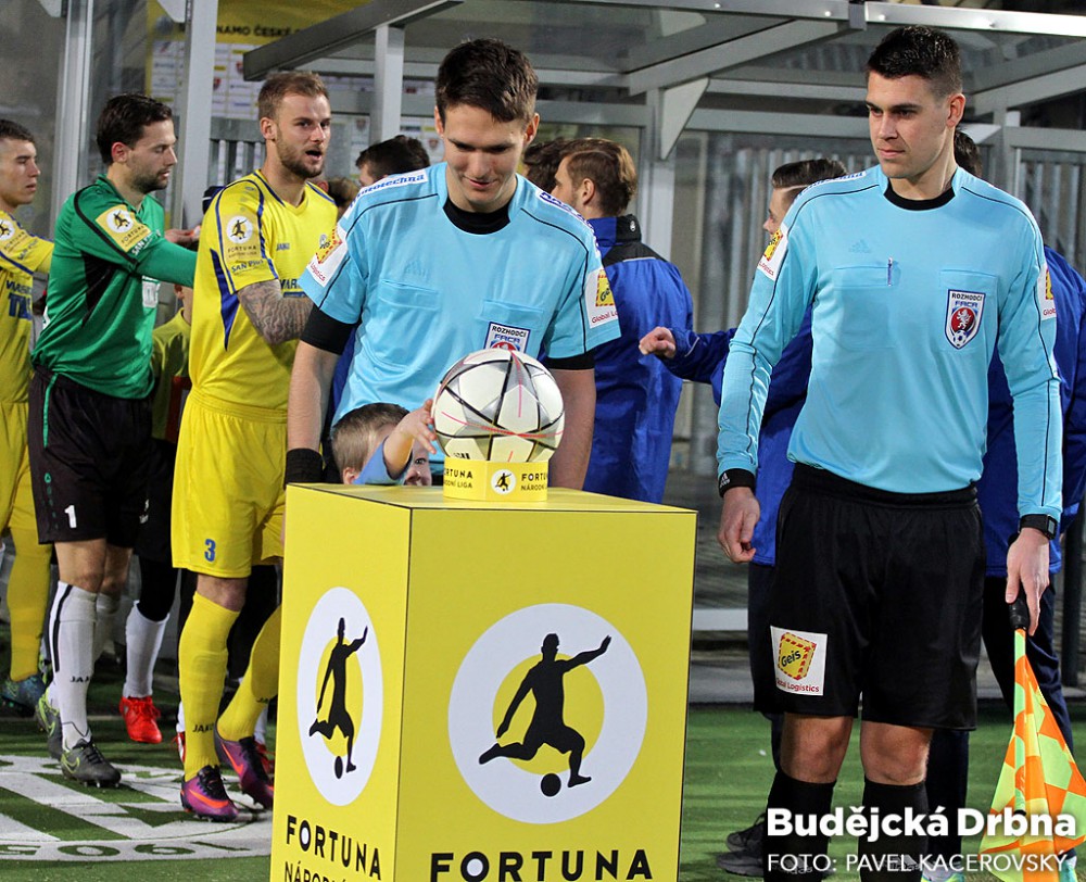 Rozhodčí si vzali na pomoc malého velkého fotbalistu