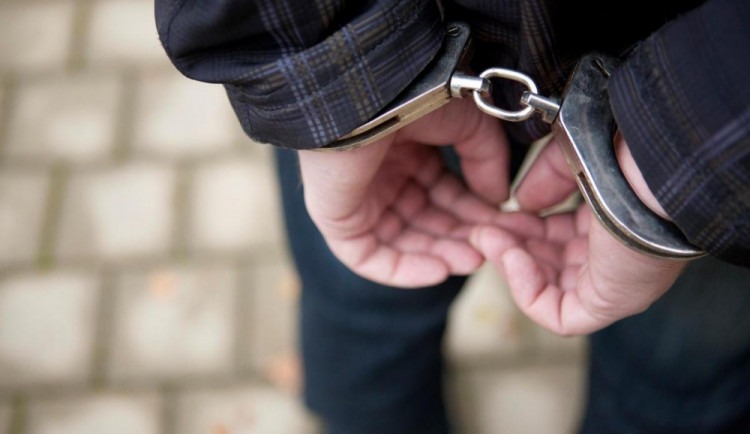Policie zadržela při kontrole ve skladu firmy Rohlik.cz 85 lidí