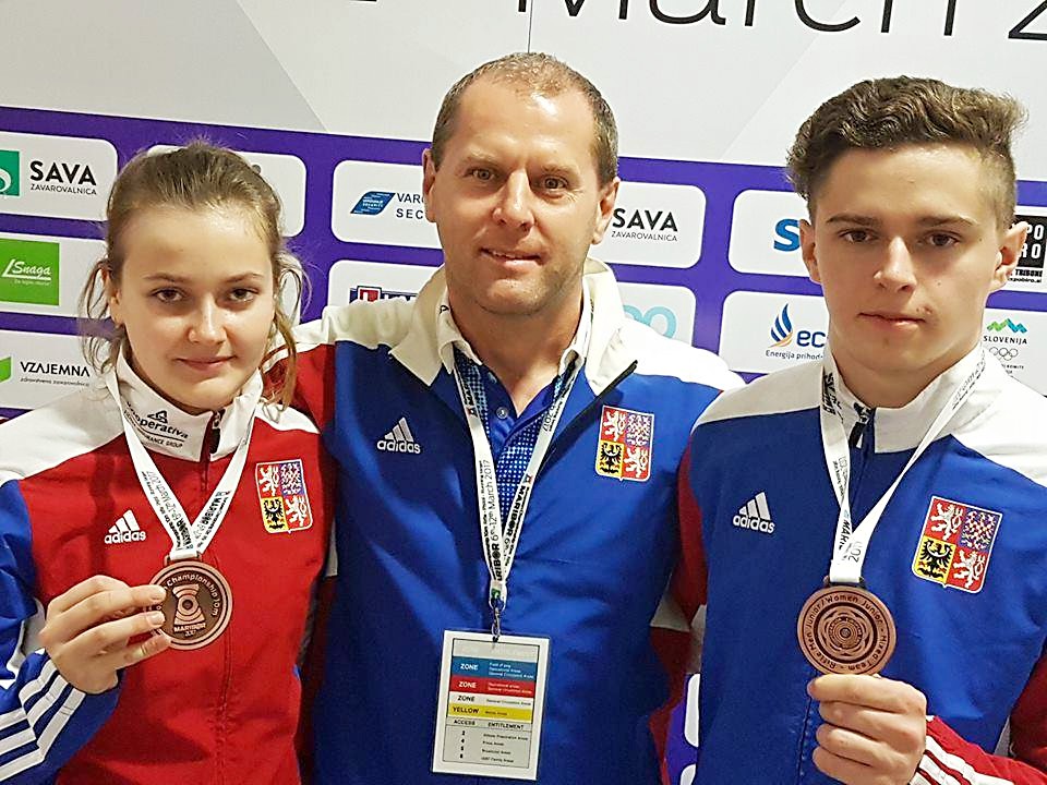 Bronzoví medailisté z halového mistrovství Evropy ve střelbě ze vzduchových zbraní Nikola Foistová a Filip Nepejchal s trenérem Janem Videckým.
