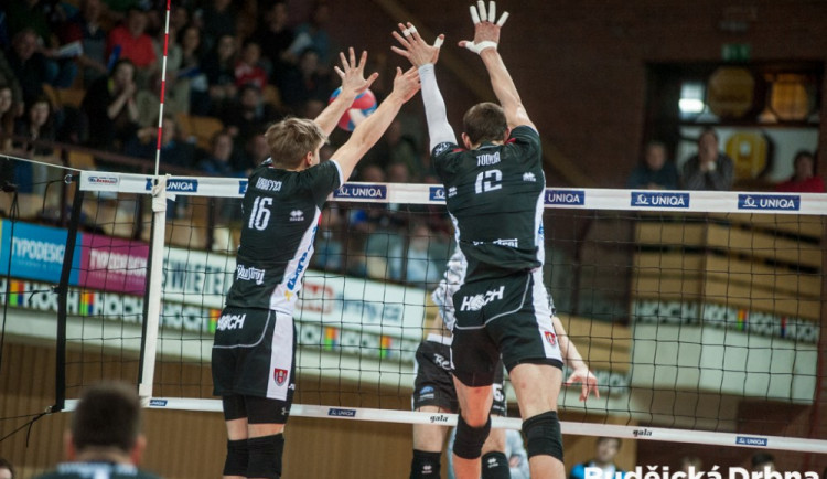 První semifinále bez získaného setu. Karlovarsko rozehrálo sérii lépe