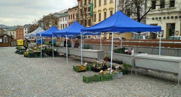 V Jihlavě zahájla provoz tržnice na náměstí. Lidé si zde mohou zboží převážit a umýt