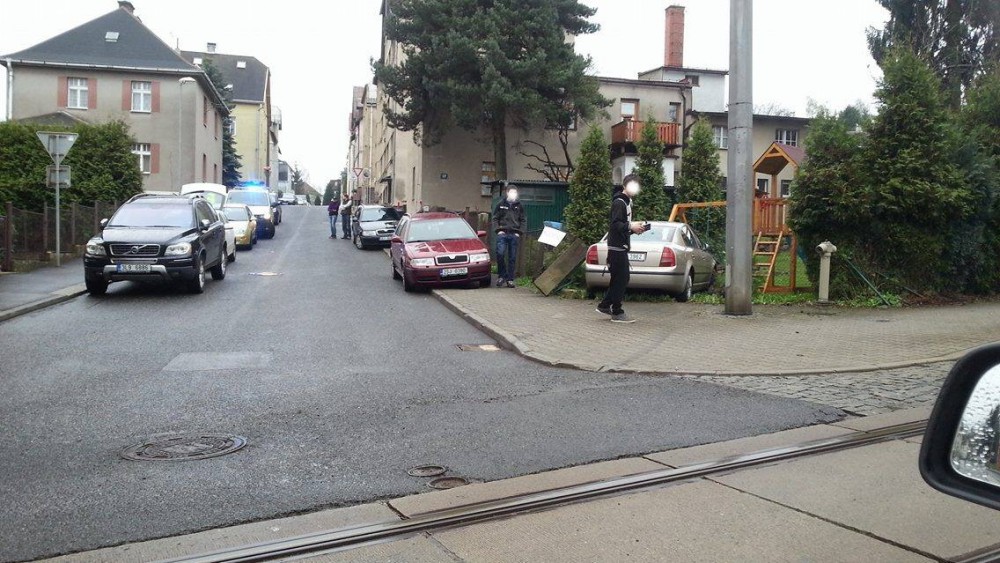 Řidič vjel až na zahradu.