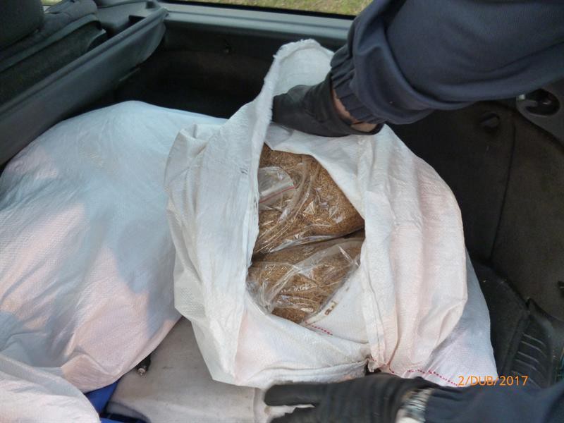 Celníci zadrželi dvakrát během jediného dne pašeráka s cigaretami a tabákem z Polska