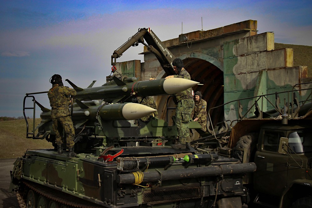 Vojáci procvičují i další dovednosti, například nabíjení odpalovacího zařízení raketami.