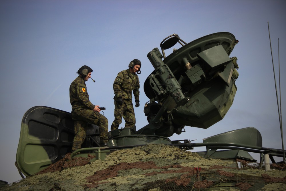 Vojáci během rozvinování řídícího a naváděcího radiolokátoru SURN CZ.