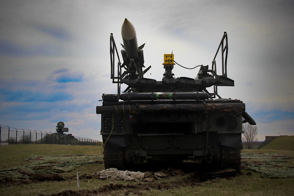 Bojové prvky protiletadlového raketového komplexu 2K12 KUB – odpalovací zařízení 2P25, v pozadí řídící a naváděcí radiolokátor SURN CZ,
