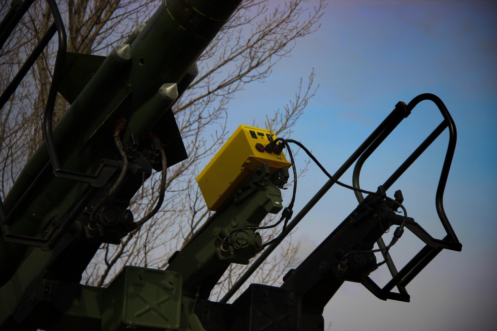 Při výcviku vojáci využívají nejen reálné letové úsilí, nýbrž také simulační technologie. Na snímku zachycen emulátor raket 3M9.