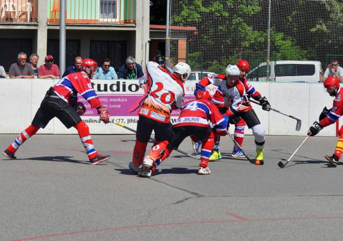Hokejbalová rezerva SK Jihlava zažila rozporuplný víkend: po vysoké výhře následoval debakl