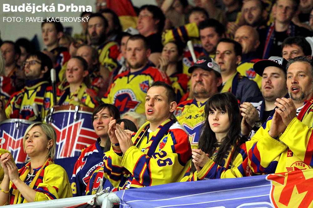 Fanoušci Motoru těsně před vyrovnávací trefou hostů