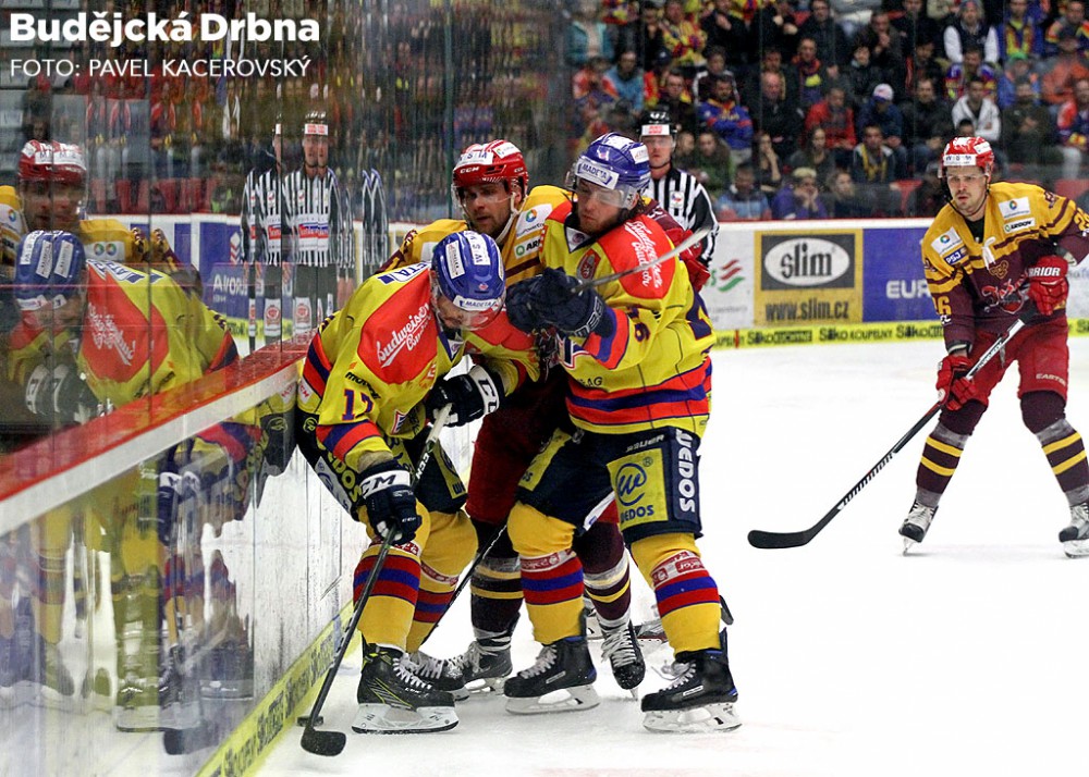 Žiga Pavlin a Rok Pajič (zleva) v souboji s Adamem Zemanem