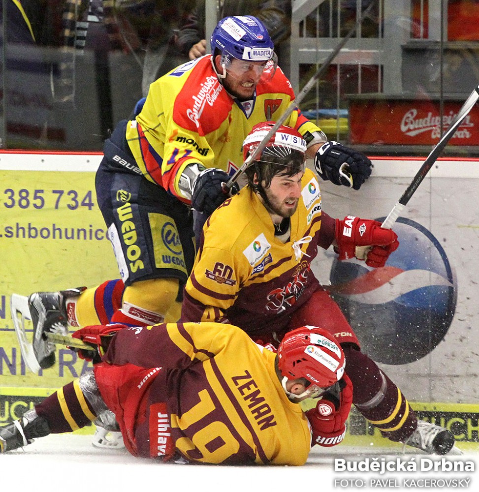 Srážku jihlavských hráčů Kalába a Zemana u hrazení využil k průniku do útočného pásma Miloslav Čermák