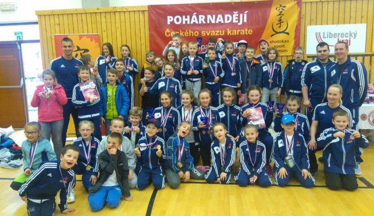 Karatisté uspěli na pohárových turnajích a získali 66 medailí