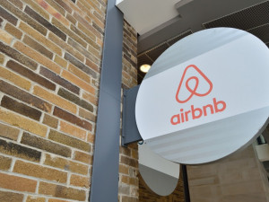 KOMENTÁŘ: Airbnb a Praha. Útoky politiků na sdílené ubytování nedávají smysl