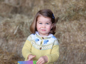 Princezna Charlotte slaví druhé narozeniny. Královská rodina zveřejnila její novou fotografii