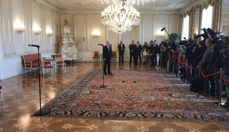 Mluvčí Hradu Jiří Ovčáček pojmenoval fotografii: Poslední slovo.