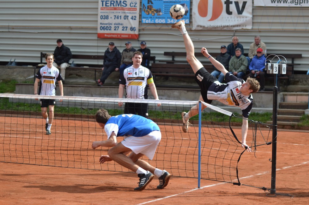 Nohejbalisté Dynama hostí Čelákovice