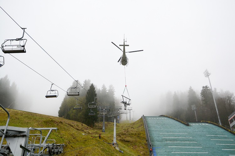 S opravou sloupu pomohl vrtulník.