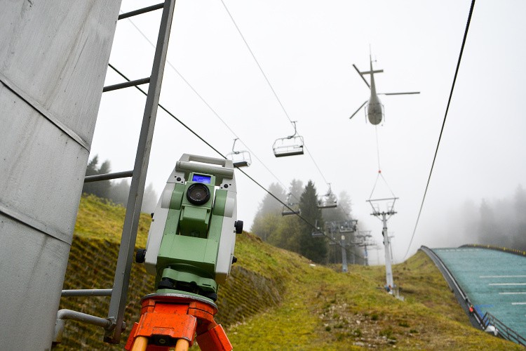 S opravou sloupu pomohl vrtulník.