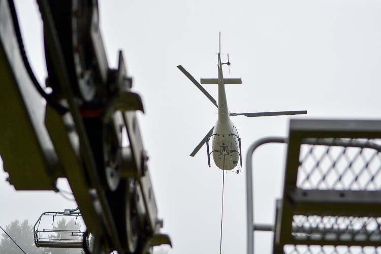 S opravou sloupu pomohl vrtulník.