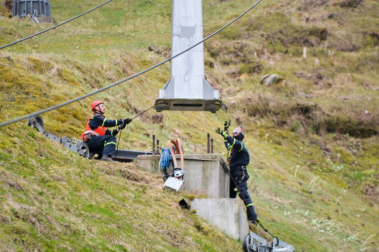 S opravou sloupu pomohl vrtulník.