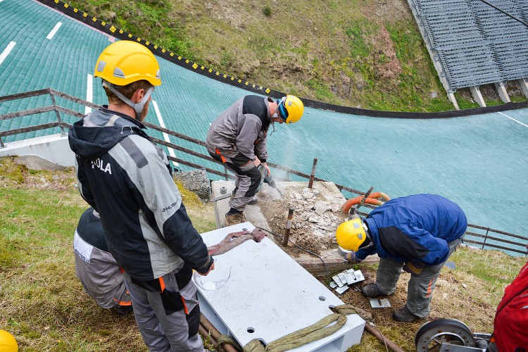 S opravou sloupu pomohl vrtulník.
