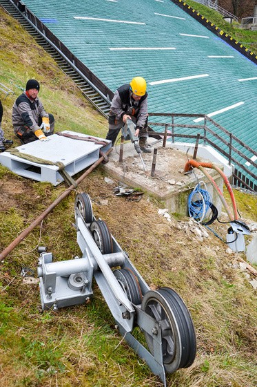 S opravou sloupu pomohl vrtulník.