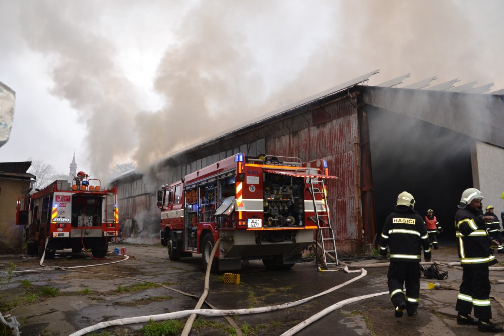 Požár haly.