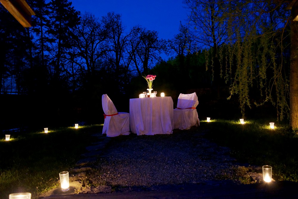 Dvaatřicet svíček vytvořilo v zámeckém parku u Temelína romantickou atmosféru.
