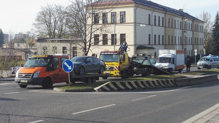 Audi na přechodu pouštělo chodce. Řidič dodávky to přehlédl a do auta narazil