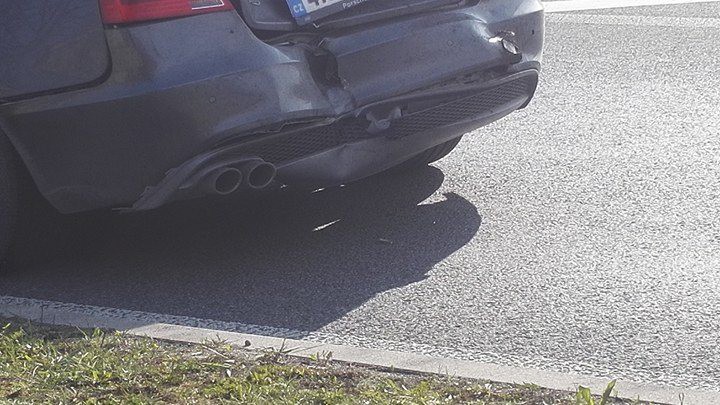 Audi na přechodu pouštělo chodce. Řidič dodávky to přehlédl a do auta narazil