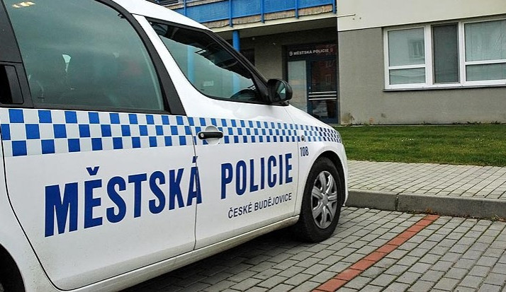 Mladík si myslel, že u pokladen v obchodě vidí bombu. Byl pod vlivem drog a alkoholu