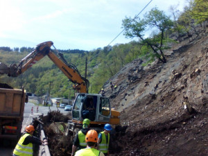 Skalnatý masiv u Strnad bude zajištěn do konce května