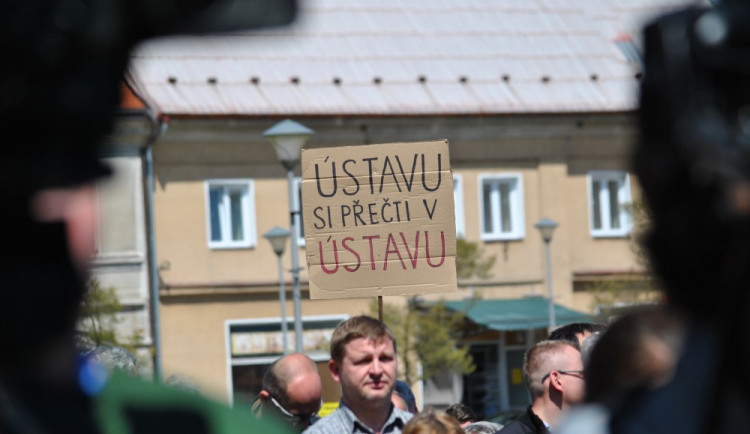 Jeden z protestujících proti Miloši Zemanovi v Doksech